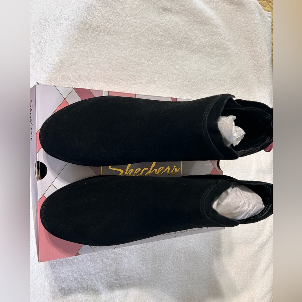 Skechers Suede black ankle boot with heel.